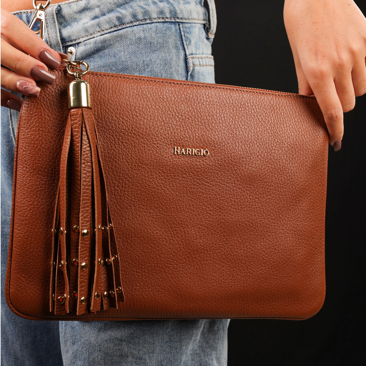 Borsa da donna piatta in vera pelle colore cuoio, tracolla removibile