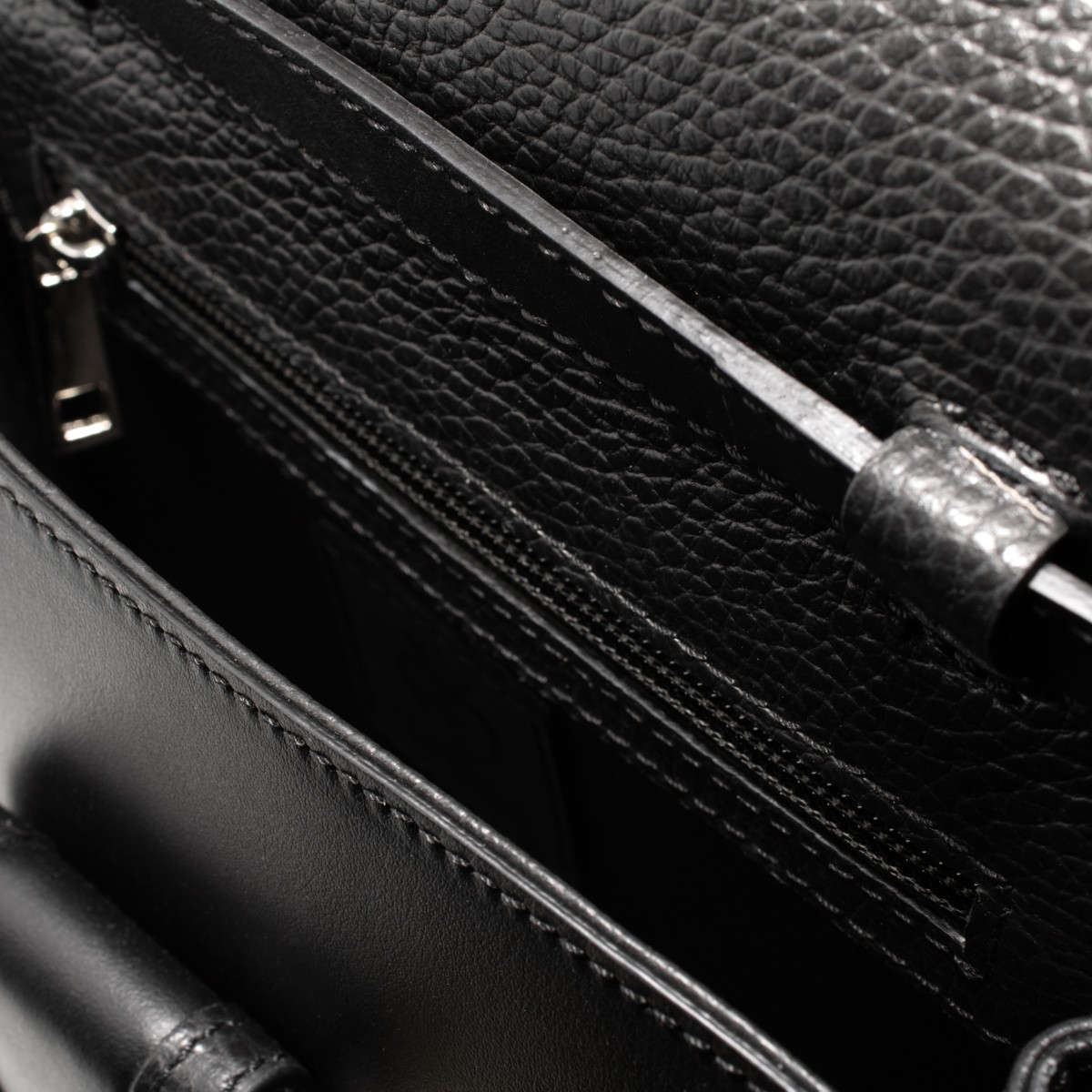 Borsa in vera pelle nera da donna, con tracolla lunga regolabile