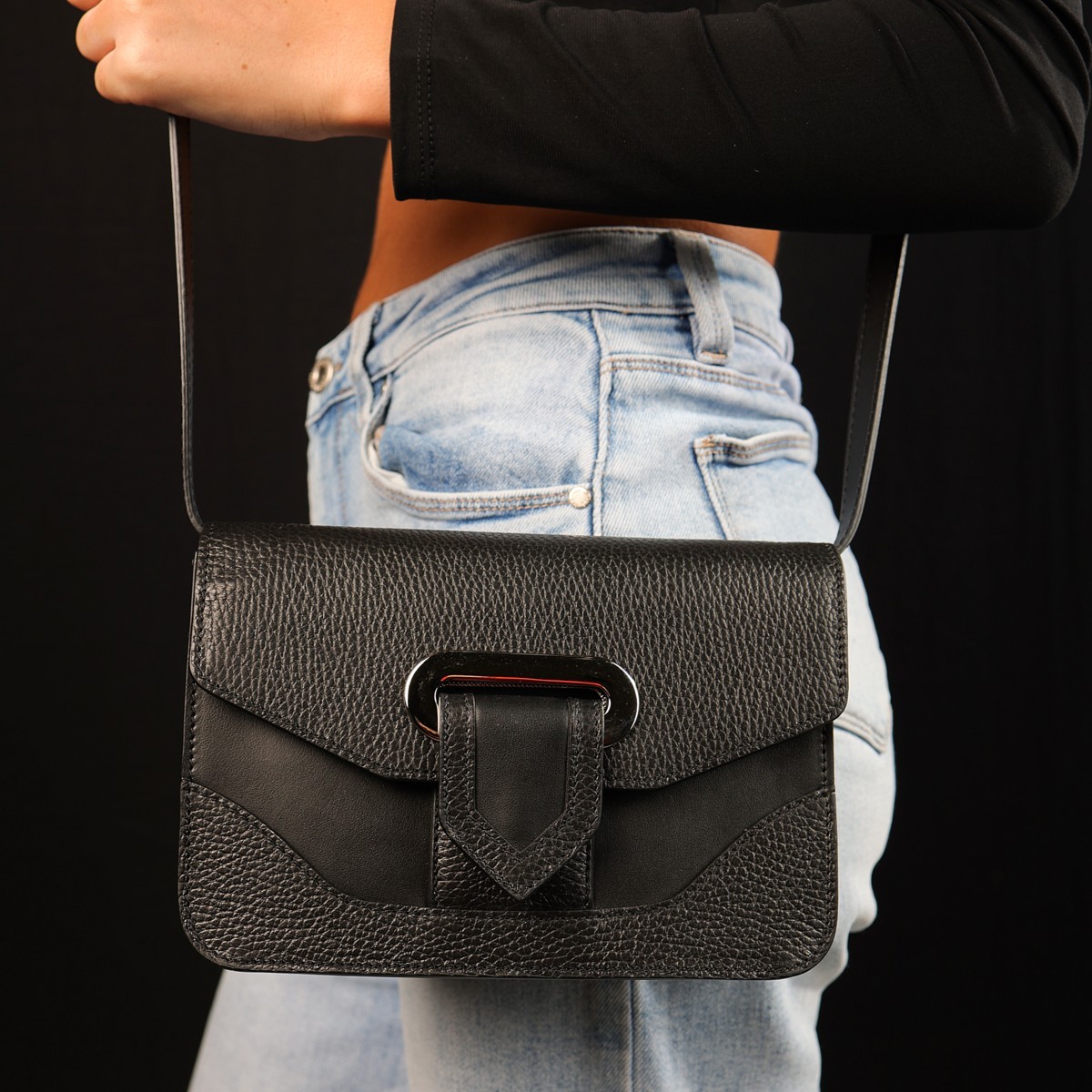 Borsa in vera pelle nera da donna, con tracolla lunga regolabile