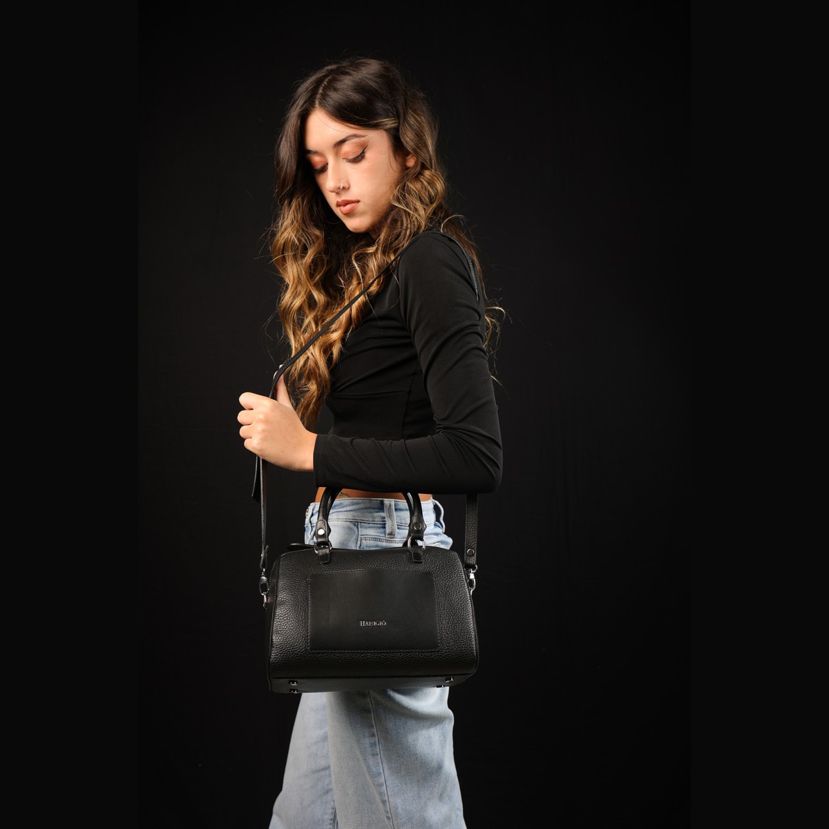 Bauletto in vera pelle da donna nero, tracolla regolabile removibile